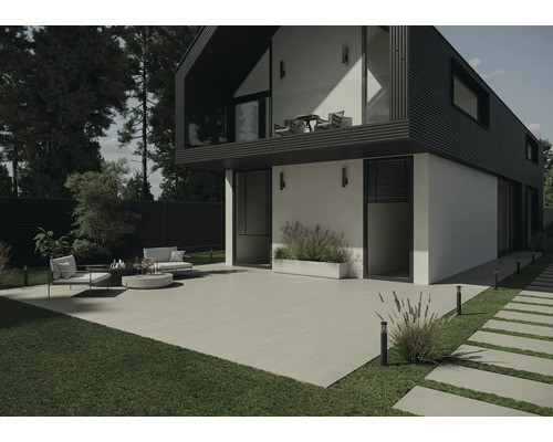 Fațadă modernă de casă cu terasă, mobilier de grădină și peluze