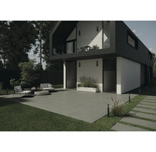 Casă modernă cu terasă, mobilier de grădină și peluze