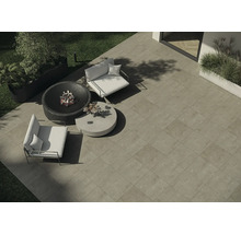 Terasa cu vatră, zonă de relaxare și jardiniere