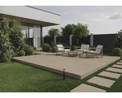 Terasa cu mobilier de grădină și casă modernă în fundal