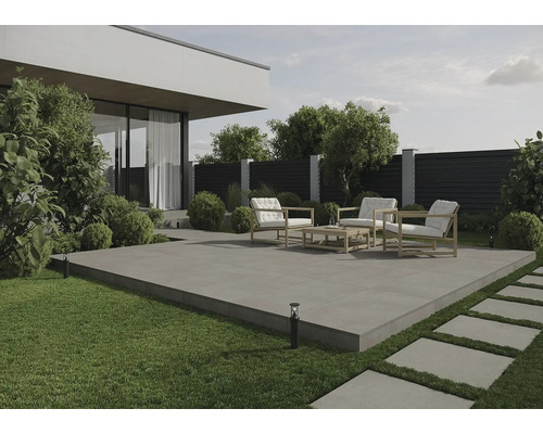 Terasa cu mobilier de grădină și plăci de piatră într-o grădină modernă.