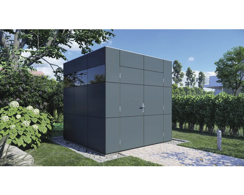 Șopron modern din metal pentru unelte cu fereastră în grădină.