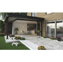 Terasa cu plăci de terasă, mobilier de grădină, grătar și plante