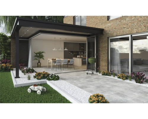 Terasa cu plăci de terasă, mobilier de grădină, grătar și plante