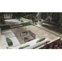 Grădină amenajată cu terasă, mobilier de grădină și elemente decorative.