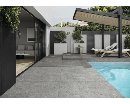 Spațiu exterior cu piscină, podea cu gresie, șezlonguri și pergolă