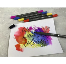 Markere acuarelă cu culori acuarelă și textul ''Life is better with colours'' pe hârtie