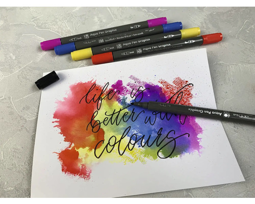 Markere acuarelă cu culori acuarelă și textul ''Life is better with colours'' pe hârtie