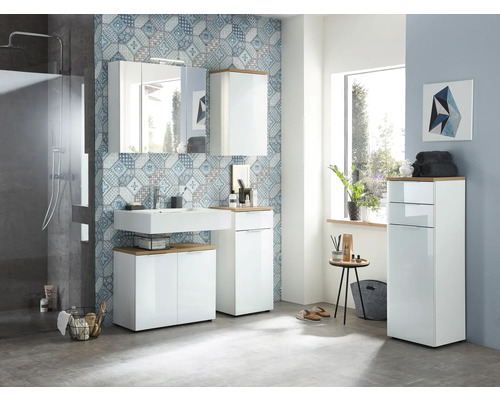 Baie modernă cu lavoar, dulap cu oglindă și dulap înalt în alb și aspect de lemn în fața unui perete cu model