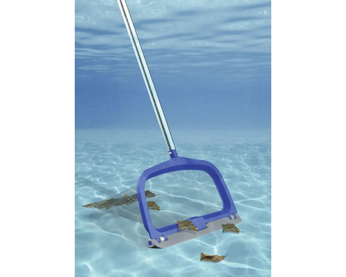 Păcură de piscină cu frunze sub apă