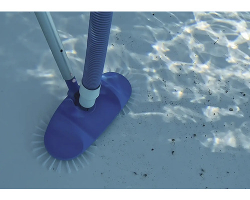 Perie de piscină cu tijă telescopică și furtun în apă