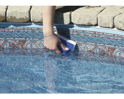 Curățarea plăcilor de piscină cu un burete