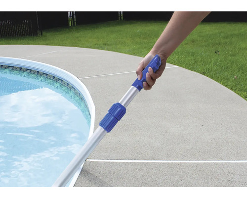 Mâner telescopic pentru plasă de piscină în utilizare