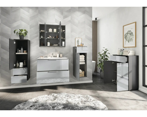 Baie cu dulap de bază pentru lavoar, dulap cu oglindă și dulap înalt în design închis la culoare.