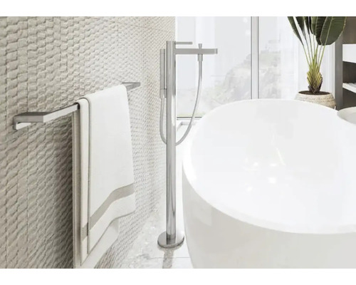 Baie luminoasă cu cadă, suport pentru prosoape și plăci de perete texturate