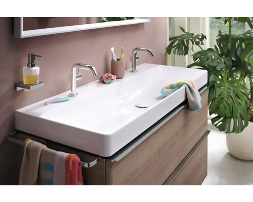 Baie modernă cu chiuvetă dublă, baterii și prosoape