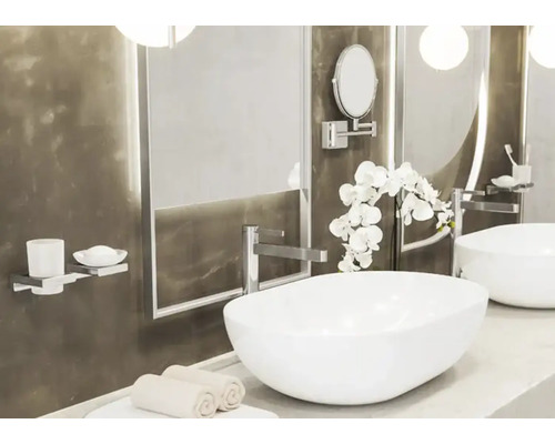 Baie luminoasă cu chiuvete, oglinzi și accente florale pentru o ambianță elegantă.