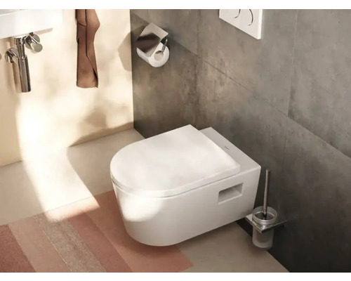 Baie modernă cu WC suspendat, lavoar și suport pentru prosop