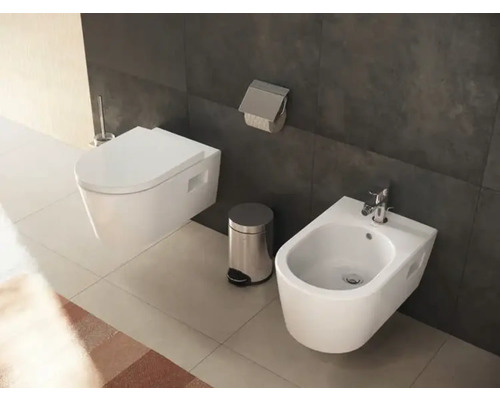 Baie cu WC suspendat, bideu și coș de gunoi