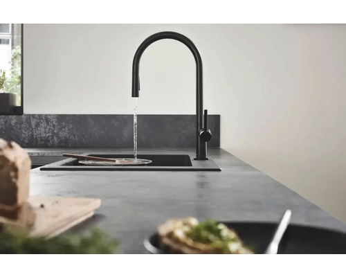 Scenă de bucătărie cu robinet de chiuvetă negru și apă curgătoare