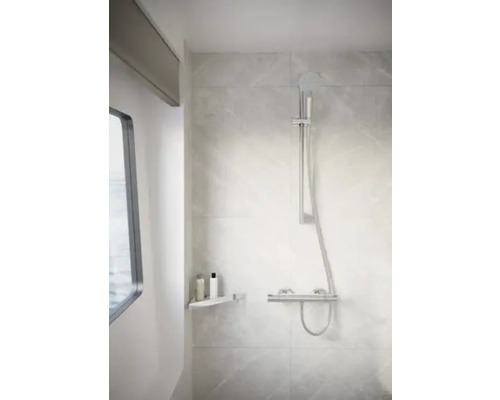 Baie luminoasă cu duș, raft și fereastră