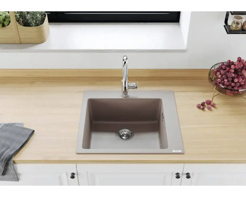 Chiuvetă compozită cu robinet într-un mediu de bucătărie luminos.