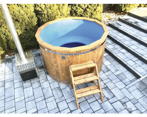 Cadă din lemn cu scări și sobă în aer liber