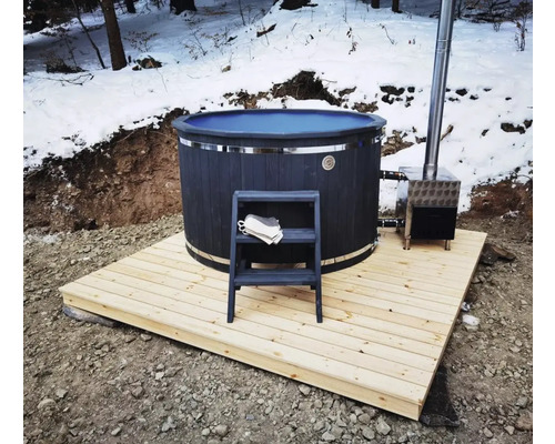 Cadă fierbinte cu lemne cu scări pe platformă de lemn în aer liber