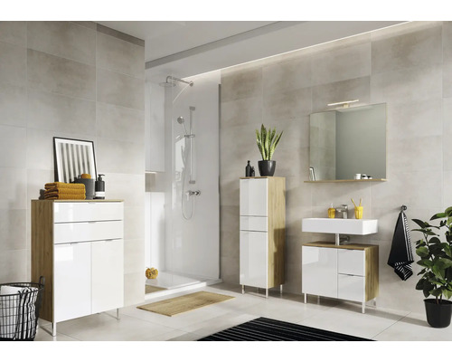 Baie luminoasă cu duș, chiuvetă, oglindă și mobilier de baie