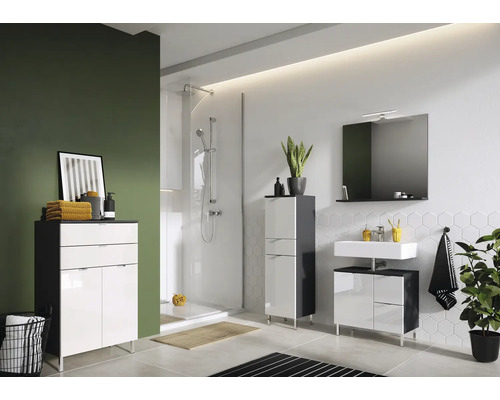 Baie cu duș, chiuvetă, dulap cu oglindă și dulap înalt cu design modern