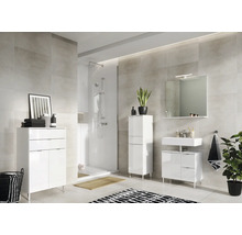 Baie modernă cu duș, chiuvetă, oglindă și mobilier de baie alb.