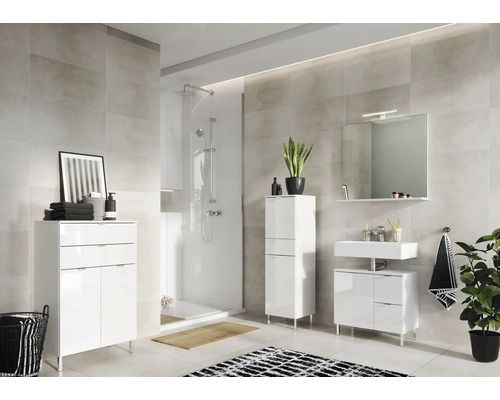 Baie modernă cu duș, chiuvetă, oglindă și mobilier de baie alb.