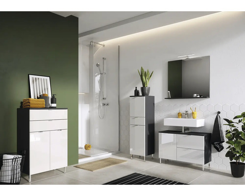 Baie luminoasă cu duș, lavoar și mobilier de baie în design modern