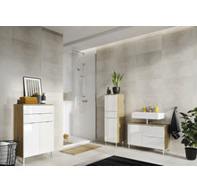 Baie cu duș, chiuvetă și mobilier de baie într-un design luminos