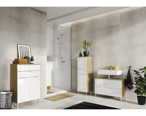 Baie cu duș, chiuvetă și mobilier de baie într-un design luminos