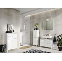 Baie modernă cu duș, lavoar, oglindă, mobilier de baie și decorațiuni