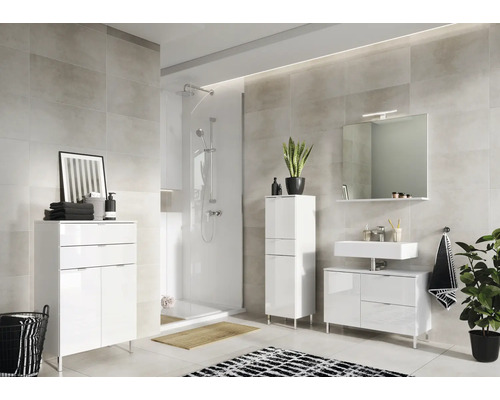 Baie modernă cu duș, lavoar, oglindă, mobilier de baie și decorațiuni