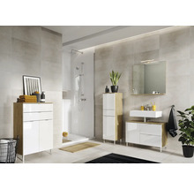 Baie cu duș, lavoar, dulap cu oglindă, dulap înalt și dulap de bază pentru lavoar, într-un design luminos