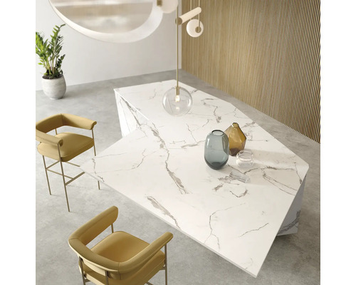 Vedere spațială cu insulă de bucătărie, scaune de bar și obiecte decorative.