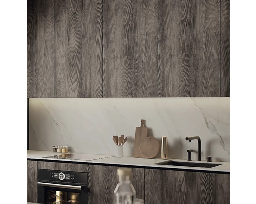 Scenă de bucătărie cu chiuvetă, robinet și dulapuri din lemn