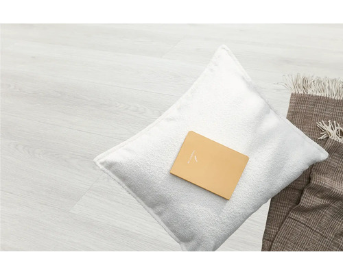 Scenă decorativă cu pernă, caiet și pătură