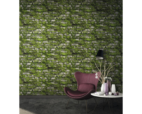 Cameră de zi cu tapet din cărămidă acoperit cu mușchi, fotoliu și masă cu decorațiuni