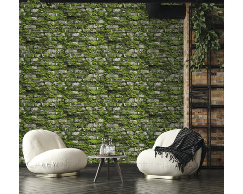 Living decorativ cu tapet imitație cărămidă acoperit cu mușchi, fotolii și măsuță laterală