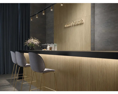 Zonă de bar cu scaune, iluminat și design decorativ de perete pentru o ambianță elegantă