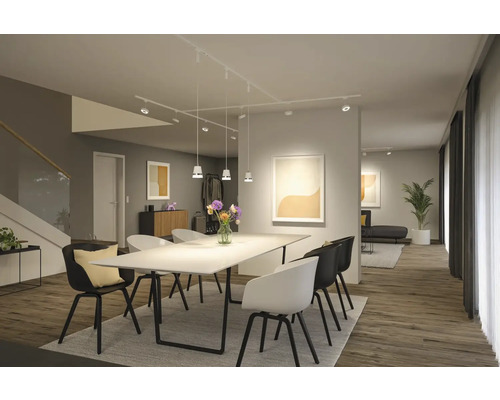 Living luminos cu masă de sufragerie, scaune și sistem de iluminat