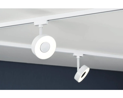 Două spoturi LED albe pe șină, pe o șină albă de pe tavan.