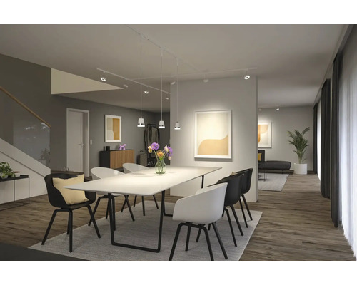 Sufragerie luminoasă cu masă, scaune, covor și iluminat