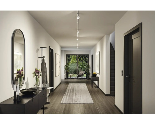 Hol cu garderobă, oglindă, comodă și iluminat