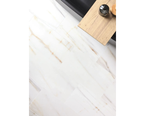 Pardoseală de baie luminoasă cu aspect de marmură