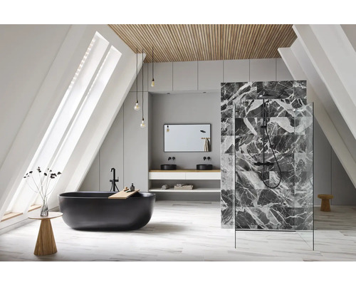 Baie luminoasă cu cadă, duș, chiuvetă și oglindă într-un pod